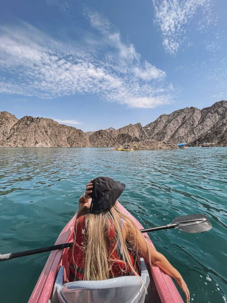 Hatta mountains and turquoise lake in the UAE